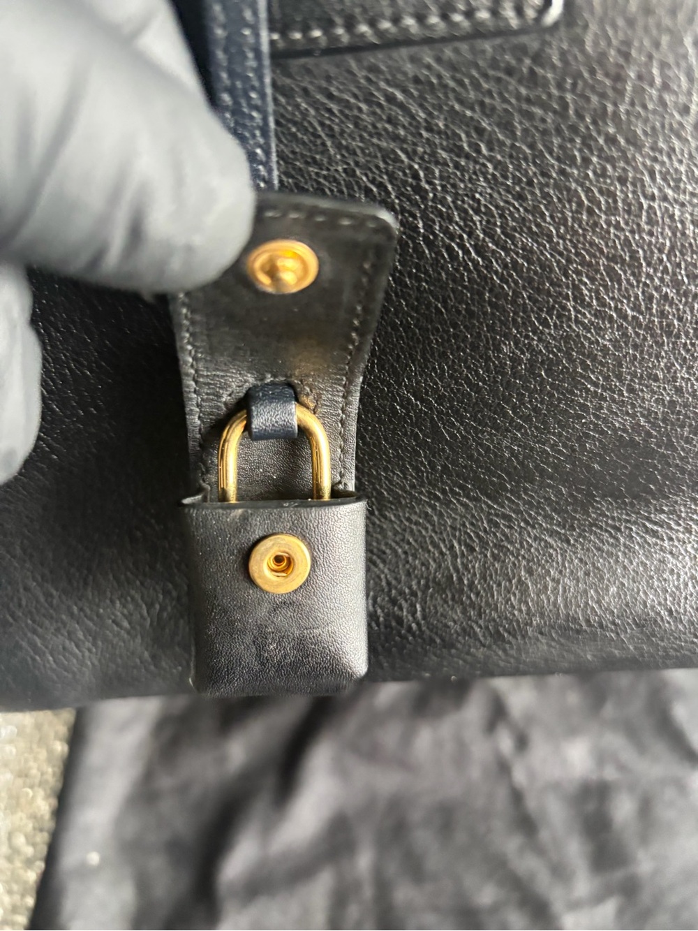 ⭐️Yves Saint Laurent Black Leather Sac De Jour Handbag with Authentication⭐️ - Picture 6 of 15